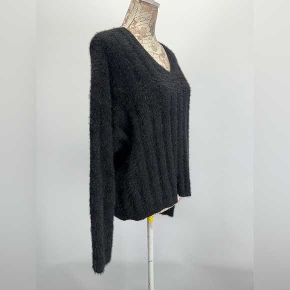 BISHOP & YOUNG Black V-Neck ribbed sweater size M. - Picture 7 of 12